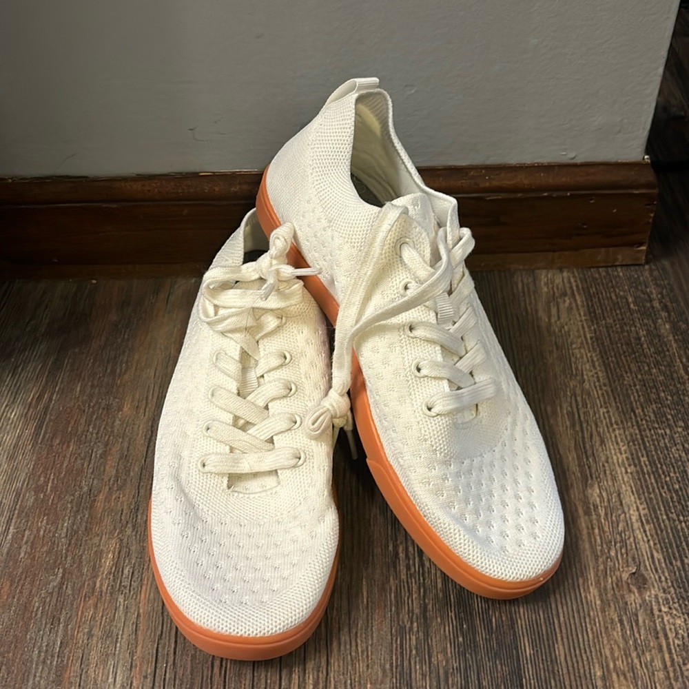 Suavs Zilkier shoes. White with gum bottom. Women’s size 9.